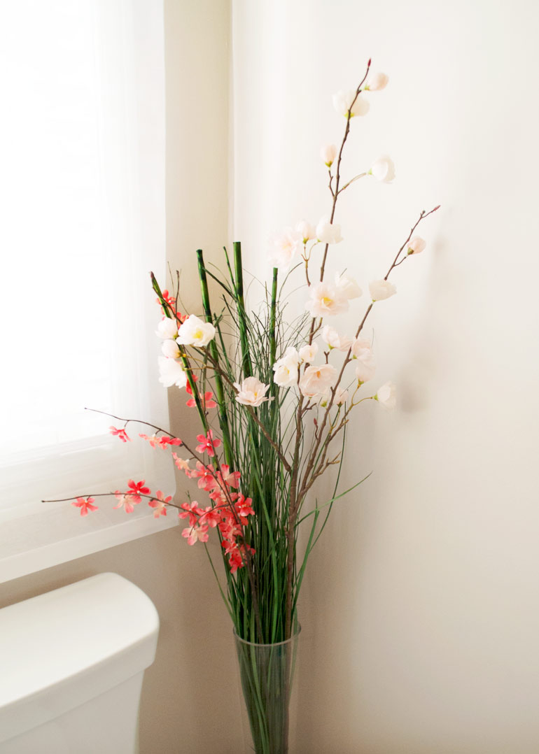 Spring flowers in a vase - fresh spring decorating on a budget for Spring 2019.
